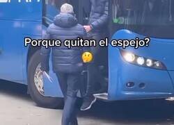 Enlace a El motivo por el que quitan el retrovisor al autobús del Barça cada vez que aparcan
