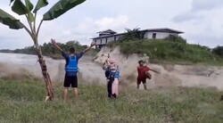 Enlace a El vídeo más random de la llegada del tsunami con la gente con palos selfies y más mier*as, esto es de locos