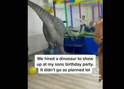 Enlace a Puedo sentir el terror cuando este dinosaurio entra de buena fe en una fiesta de cumpleaños de niños