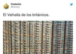 Enlace a Esperemos que no haya piscina debajo, por @kezeyo