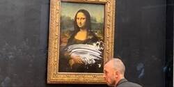 Enlace a Un hombre con peluca y silla de ruedas, le pega un tartazo al cuadro de la Mona Lisa en el Louvre, por @Lis_grimaldi