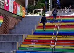 Enlace a La homofobia te hace hacer esto cuando ves estas escaleras LGBTI, por @Pepejnoto