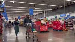 Enlace a Un tío disfrazado de oso siembra el caos en Walmart, por @kirawontmiss
