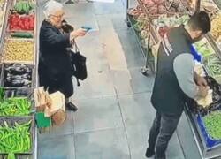 Enlace a El tierno duelo 'pistolero' entre una anciana y un reponedor de supermercado