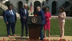 Enlace a Lo de Biden ya no es ni medio normal: Le intenta dar la mano a la misma persona dos veces. O está senil o es un robot, por @_naxotellado
