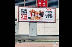 Enlace a Un 10 para el publicista que ha preparado este cartel de KFC pidiendo perdón a los de delante