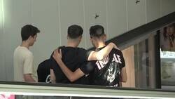 Enlace a Dos chicos gays lanzan piropos a chicos en un centro comercial, a ver si adivinas quién se lo toma peor