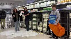Enlace a El mundo se está quedando hermoso: Activistas tiran leche en un supermercado en Edimburgo