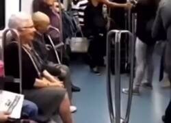 Enlace a Imagina estar en el metro y ver este momentazo de humor, celos, baile y cuernos protagonizado por abuelos