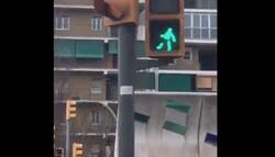 Enlace a Esta señal de semáforo me tiene muy confundido, menuda mente más perversa, por @LosDarwinAwards