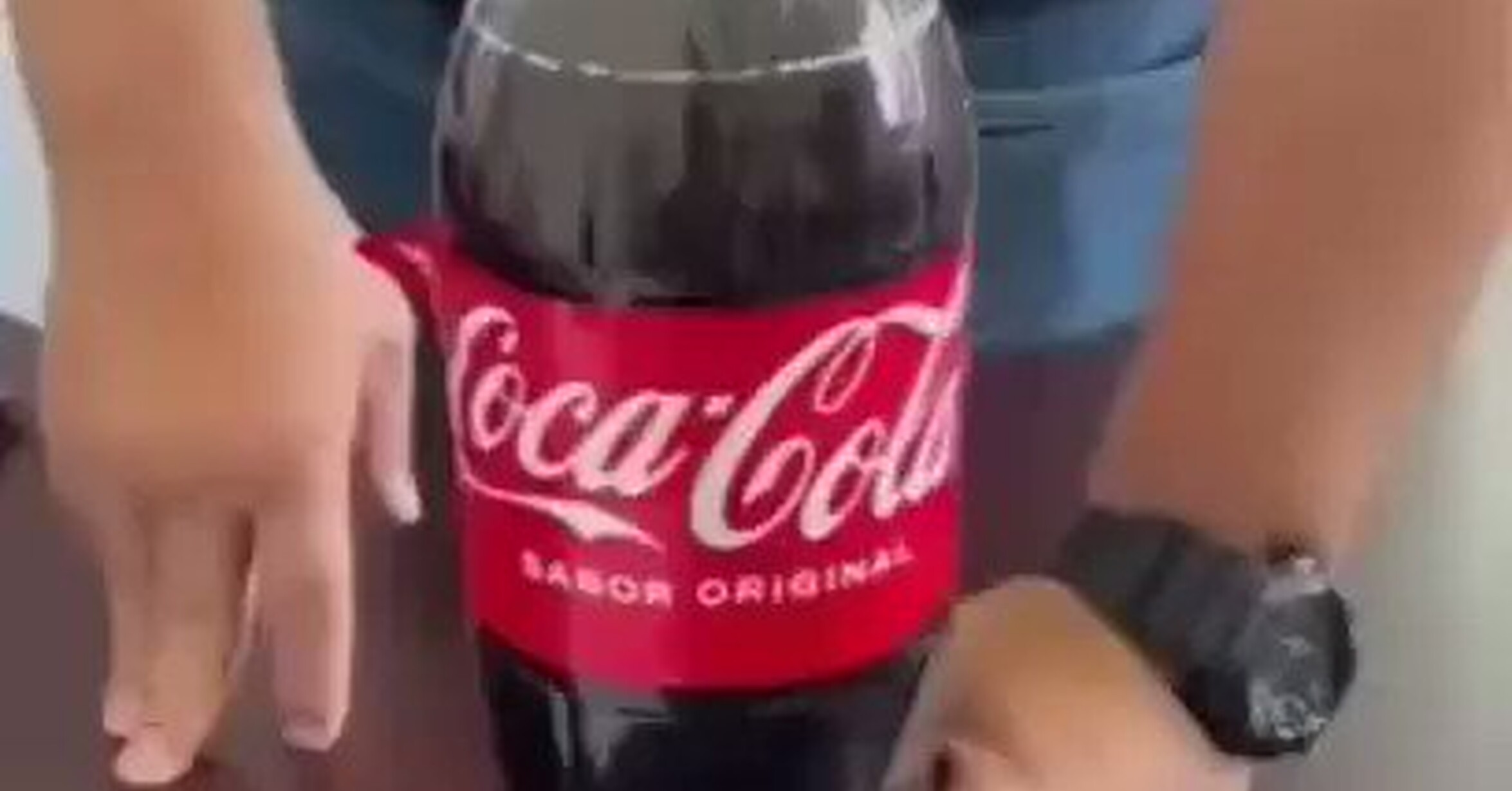 VEF > Visto en las Redes > Cómo se introducen de contrabando los teléfonos móviles en la cárcel