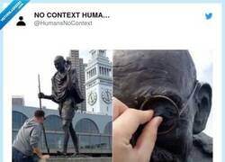 Enlace a Triggered Gandhi, por @HumansNoContext
