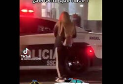 Enlace a Se mete dentro de un coche de policía pensando que era un taxi por culpa de no soltar la mirada del móvil, por @anadeaustria_