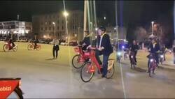 Enlace a El alcalde de Bilbao se cae de la bici en una marcha ciclista por la llegada del Tour de Francia, por @SocialDrive_es