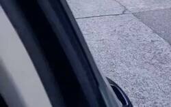 Enlace a Qué puede salir mal yendo en patinete sentado en una bombona de butano. ¿No se ha enterado que explotan?
