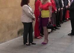 Enlace a Esto es tenerlos bien puestos: Una concejala de Podemos en Córdoba saluda a la Reina Letizia con un vestido de la bandera republicana. Y Letizia ni se empana