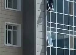 Enlace a Héroes del día a día: Un hombre salta por la ventana de su apartamento en un octavo piso para rescatar a un niño de 3 años