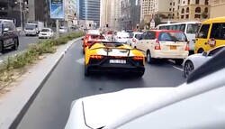 Enlace a Nunca han sido los más listos: Conductor de un Lamborghini prende fuego al coche mientras hace rugir su motor en un semáforo