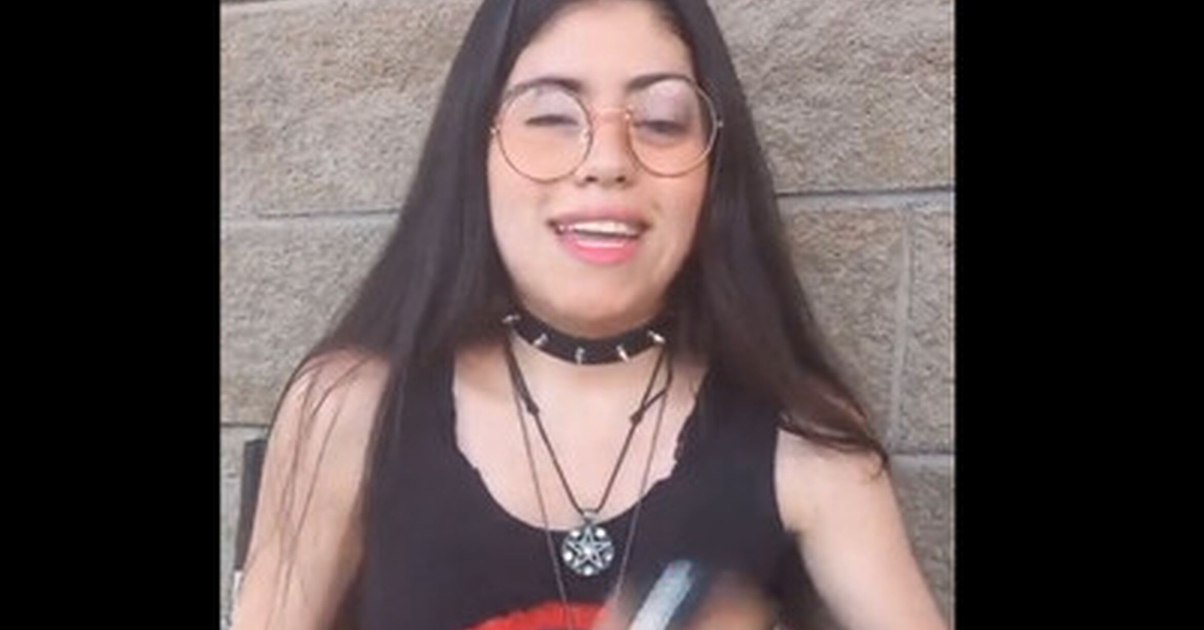 VEF > Visto en las Redes > Chica ciega enseña todo lo que porta para