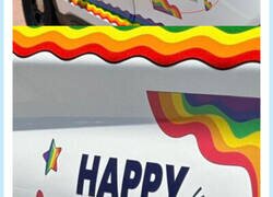 Enlace a La poli de NYC lanzan un concurso para decorar sus coches del mes LGTB y se la cuelan doblada