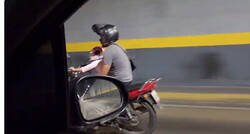 Enlace a Ves una moto a 80km/h por la autopista, todo muy normal hasta que ves quién es la que maneja la moto