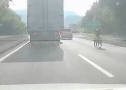 Enlace a Conductor de camión hace sandwich de ciclista con otro camión, es la leche
