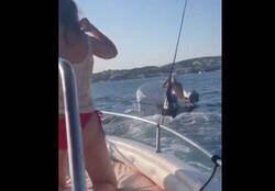 Enlace a Hoy en famosos ridículos: Mercedes Milá se ha quedado sin gasolina en las costas de Menorca y ha subido un vídeo quejándose de que nadie le ayud