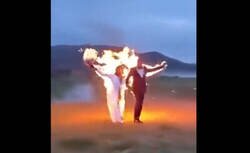 Enlace a Una pareja se divirtió prendiéndose fuego durante la ceremonia de su boda