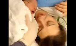 Enlace a La reacción de este bebé recién nacido al primer beso de su madre