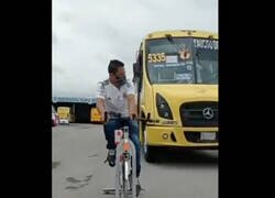 Enlace a Conductores de camiones de México se subieron a una bicicleta para saber lo que se siente cuando pasan cerca de los ciclistas