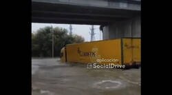 Enlace a Ahí van mis paquetes de aliexpress: un repartidor de correos intenta cruzar una zona inundada con el camión y queda atrapado