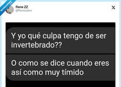 Enlace a Qué más de invertebrado que introvertido, por @Renezzbro