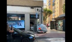 Enlace a Detenido tras embestir una sucursal bancaria de Málaga con su coche a plena luz del día porque el cajero 