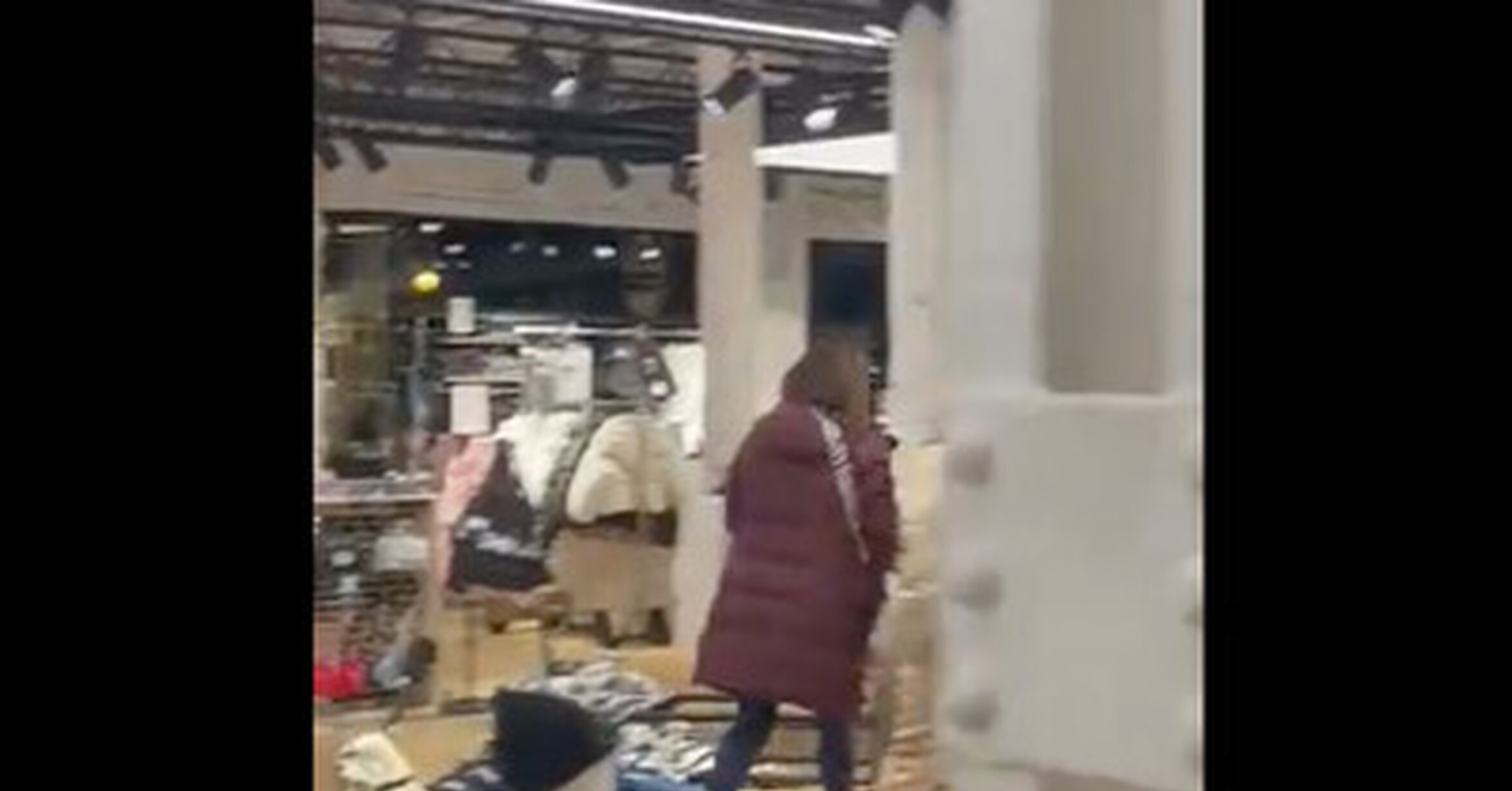 Mujer se vuelve completamente loca en el Bershka de Burgos el blackfriday es muy malo