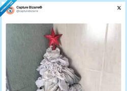 Enlace a El único árbol de Navidad que podré permitirme, por @capturebizarre