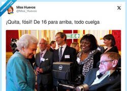 Enlace a Así fue el encuentro entre la reina y Stephen Hawking, por @Miss_Huevos