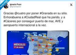 Enlace a Un americano situando las ciudades en España, por @ignaciopozo
