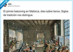Enlace a Imagen histórica: el primer balconing en Mallorca, por @MedinaRabasco
