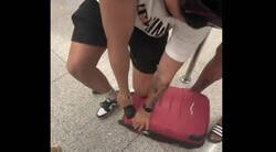 Enlace a NUEVO ÍDOLO: Chaval arranca las ruedas de su maleta para no tener que facturar con Ryanair y ahorrarse 70€. Al final sube ovacionado al avión por el resto de pasajeros