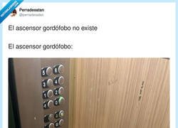 Enlace a Más que un ascensor parece un ataúd con botones, por @perradesatan