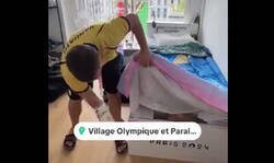 Enlace a Los franceses nos la han colado: ojo a la porquería de colchón y habitación que tienen los atletas en la Vila Olímpica