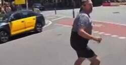 Enlace a Esta pelea del taxista con un conductor de VTC en Barcelona parece recién sacada del GTA, por @SrLiberal