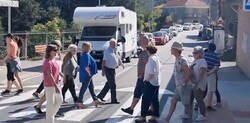 Enlace a Los abuelos de O Morrazo están hartos de turistas y cruzan un paso de peatones de forma continua, para evitar que los coches pasen, por @Ma_WuKong