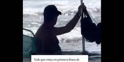 Enlace a Estamos todos locos: hombre se se mete en medio del mar para esperar a que baje la marea y quedarse en primera línea de playa