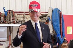 Enlace a Parece una IA pero no lo es, Biden se pone una gorra de apoyo a Trump