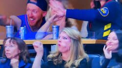 Enlace a La señora se vuelve loca y actriz pr0n cuando le llega la kisscam