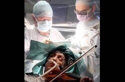 Enlace a A este paciente le extirpan un tumor cerebral mientras toca el violín, para asegurarse de no dañar la zona que controla su habilidad musical