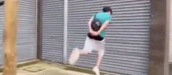 Enlace a Alguien me puede decir por qué estos jóvenes se dan cabezazos en la pared