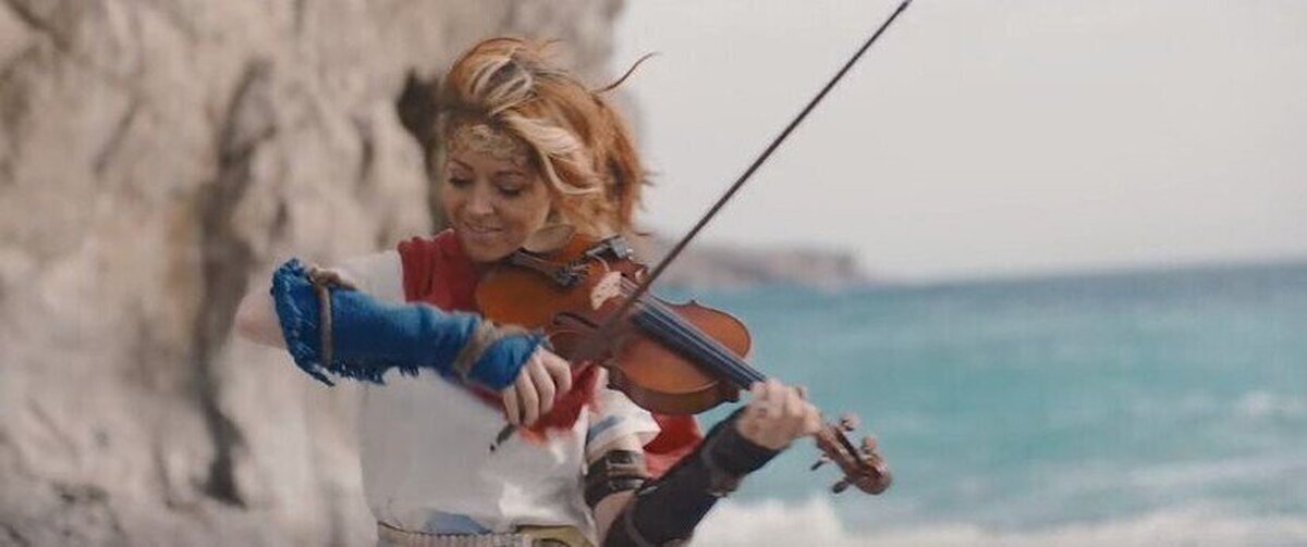 Lindsey Stirling  interpretando el tema principal del videojuego español RiME