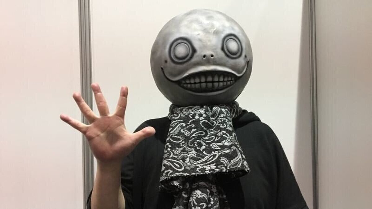 El creador de Nier Automata explica por qué lleva esa extraña máscara